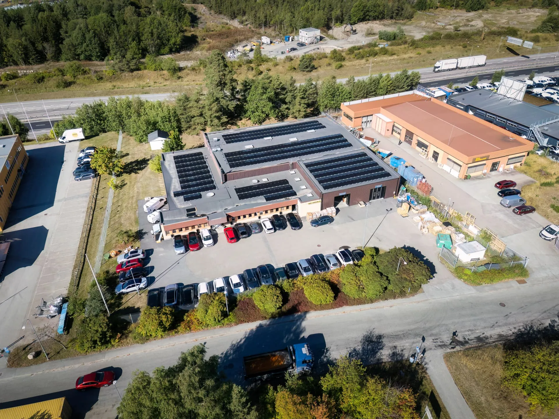 Anläggning med solceller och laddning